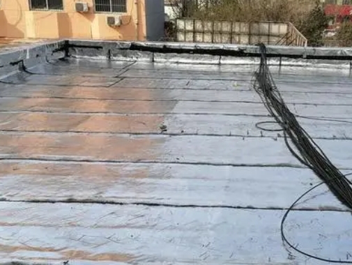 龙口卫生间漏水维修公司分享下龙口屋面楼顶防水刚性防水层施工要点。